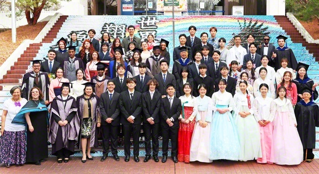 学友との絆を胸に使命の舞台へ雄飛する留学生たち。世界26カ国・地域から集い合った（創価大学で）