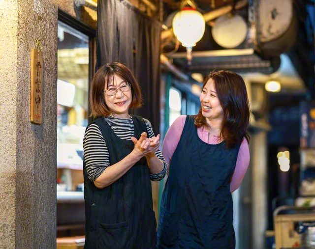 奥田さん㊧が「店の司令塔」と呼ぶ長女・冬菜さん。「ママが純粋に信心に励んできた姿を、ずっと見てきました」。母と娘の笑い声が鶴橋商店街を温める