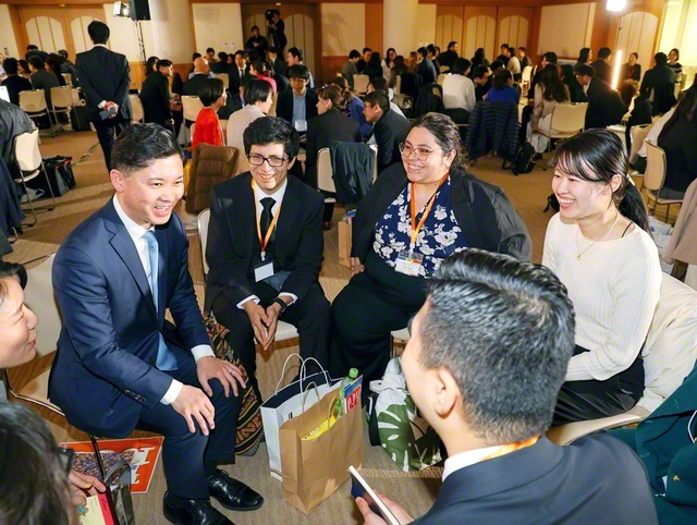 交流交歓会では小グループのディスカッションも。日米の青年が信仰体験などを語り合った（金舞会館で）