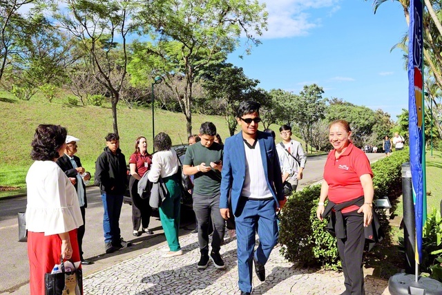 「ベン・ヴィンドス！」（ポルトガル語で「ようこそ！」）――この日を目指して奮闘してきた友を役員が歓迎