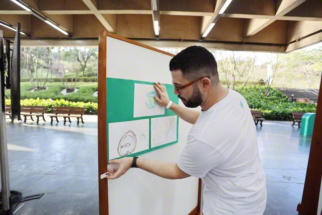 朝早くから役員が設営物を設置