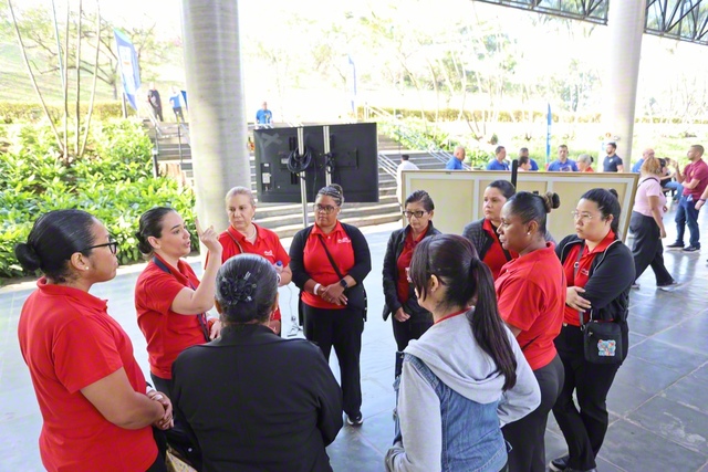 無事故の運営のために、入念な打ち合わせを行う役員