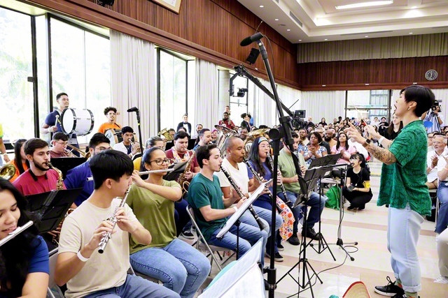 平和の翼鼓笛隊、タイヨウ（太陽）音楽隊の同志が力強い演奏で参加者の心を鼓舞する