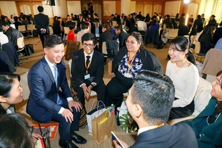 交流交歓会では小グループのディスカッションも。日米の青年が信仰体験などを語り合った（金舞会館で）