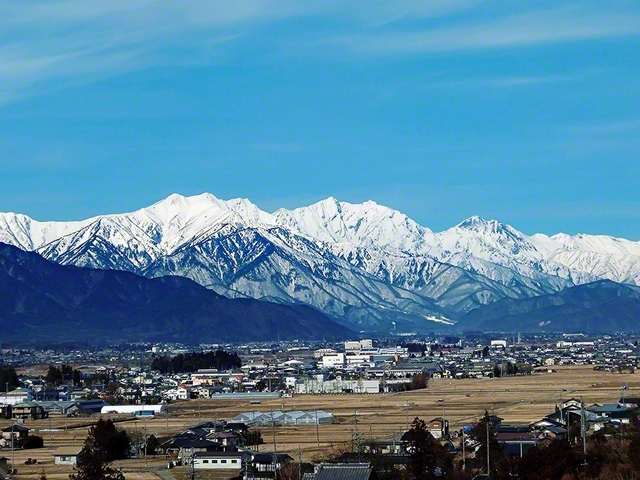 雄大な北アルプスは、仰ぎ見る人を励まし、心をすがすがしくさせる（長野県池田町）＝長野・滝沢美智恵通信員