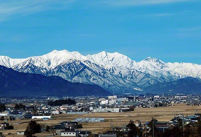 雄大な北アルプスは、仰ぎ見る人を励まし、心をすがすがしくさせる（長野県池田町）＝長野・滝沢美智恵通信員