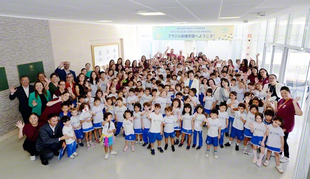 高い水準の教育が展開されるブラジル創価学園。学園生・教職員が那須SGI女性部長ら訪問団と記念のカメラに