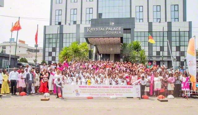 婦人部・女子部総会に集ったカメルーンの友が記念のカメラに（2月28日、ドゥアラで）