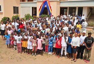 ガーナ・クパンドで行われた勤行会の参加者が笑顔で。多くの未来部員が参加した（2月1日）