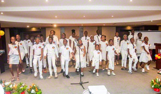 元気いっぱいに合唱を披露した宝の未来部（同）