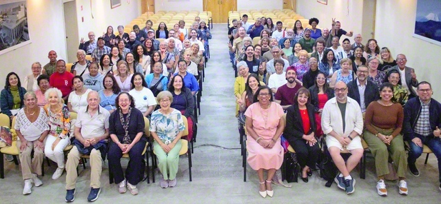 平和を開く語らいに率先するベネズエラの友（2月8日、ベネズエラ文化会館で）