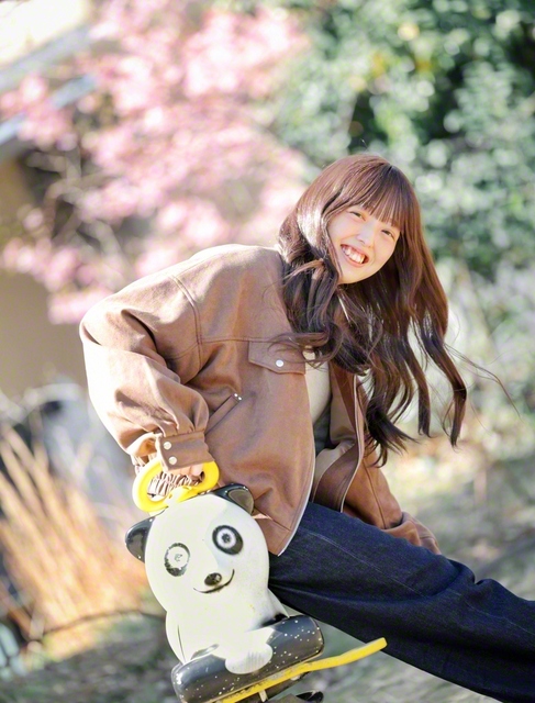 杏の花言葉は「不屈の精神」。冬を越え、友里杏さんは「短大卒と言えるのがうれしい」とほほ笑んだ