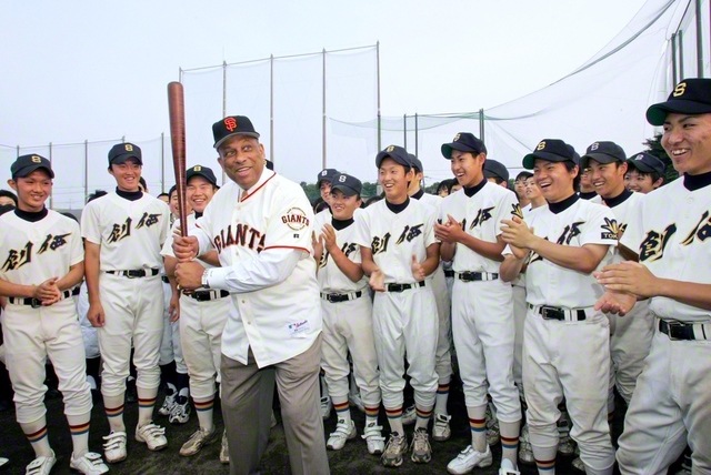 2006年6月、東京・創価学園を訪れ、バッティング・ポーズを披露するセペダさん。翌年、創価高校は12年ぶりに夏の甲子園出場を果たした