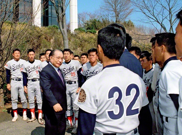 創価大学硬式野球部を激励する池田大作先生（1990年3月、東京・八王子市の創大で）。「人間野球」――先生が贈った指針を胸に、同部は野球を通して人間として成長しゆく伝統を築いてきた。今季も、誓願の日本一に向けた春のリーグ戦が始まる