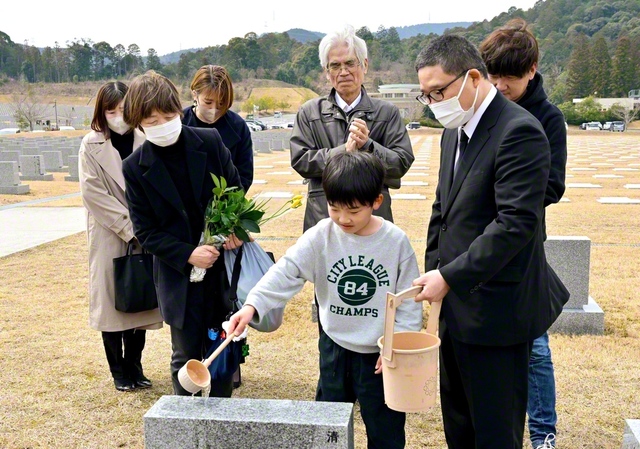 故人をしのび、自他共の幸福への誓いを新たにした（20日、びわこ池田記念墓地公園で）