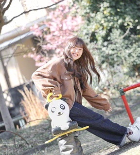 杏の花言葉は「不屈の精神」。冬を越え、友里杏さんは「短大卒と言えるのがうれしい」とほほ笑んだ