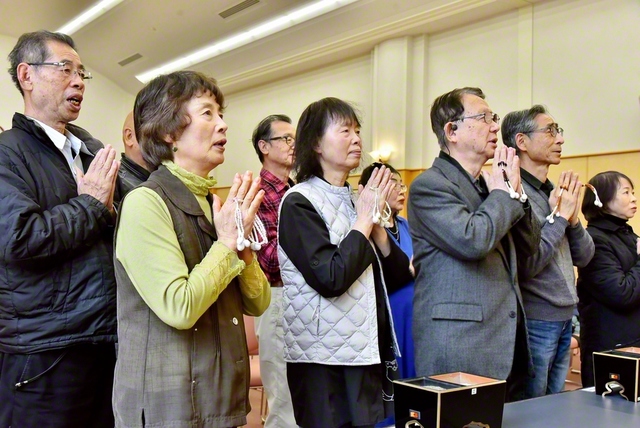 九州多宝納骨堂では、来訪者が追善回向の祈りをささげた（19日）