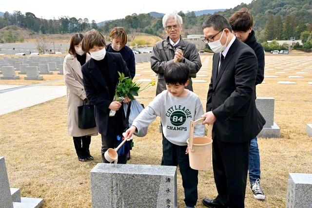 故人をしのび、自他共の幸福への誓いを新たにした（20日、びわこ池田記念墓地公園で）