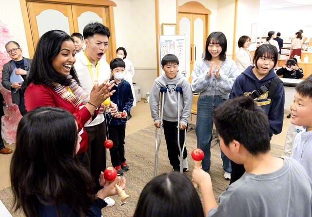 未来部員がけん玉やお手玉などを披露。子どもたちの技に歓声が上がった。集いでは代表が未来部歌「正義の走者」を合唱し、大拍手が送られた（岡山文化会館で）
