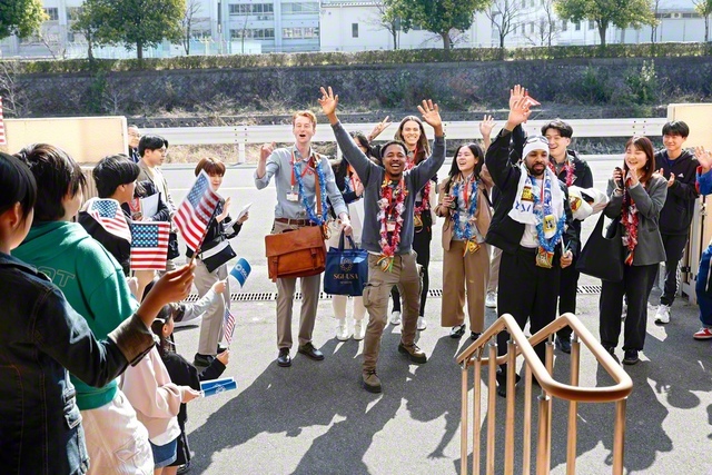 広島・呉平和会館に到着し、出会いの喜びを爆発させたアメリカの友。池田先生がかつて訪れた呉市内の狩留賀の浜辺も散策し、報恩の誓いを新たにした