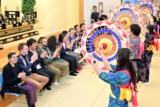 青年部の有志が、鳥取の「しゃんしゃん傘踊り」を披露。ダイナミックな傘の回転と華麗な舞が、参加者を魅了した（鳥取文化会館で）