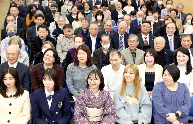男子部の原田雄太さんの司会で開会した千代田の総会。青年世代を代表して戸川弘一さん、石井博子さんが活動報告した（世界聖教会館内の言論会館で）