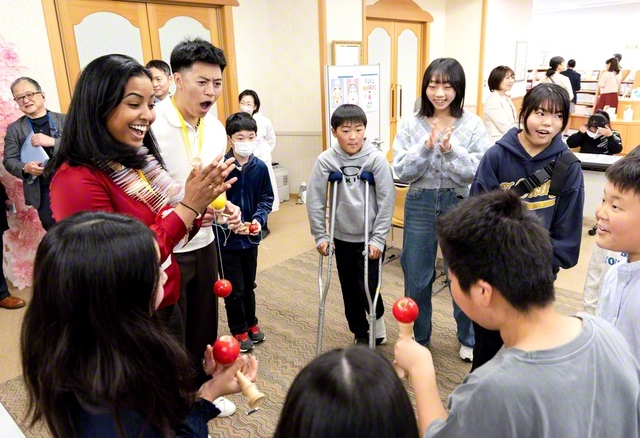未来部員がけん玉やお手玉などを披露。子どもたちの技に歓声が上がった。集いでは代表が未来部歌「正義の走者」を合唱し、大拍手が送られた(岡山文化会館で)