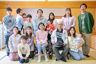 地域に根を張り、一家和楽の時を刻む大畑さん一家（前列右から3人目が勲さん、4人目が妻・とし子さん）