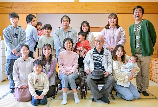 地域に根を張り、一家和楽の時を刻む大畑さん一家（前列右から3人目が勲さん、4人目が妻・とし子さん）