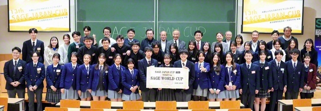 出場した高校生、大学生スタッフらが記念のカメラに（東京・八王子市の創価大学で）