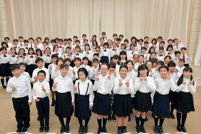 富士少年希望少女合唱団のメンバーが記念のカメラに