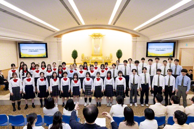 正義合唱団が歌声を披露