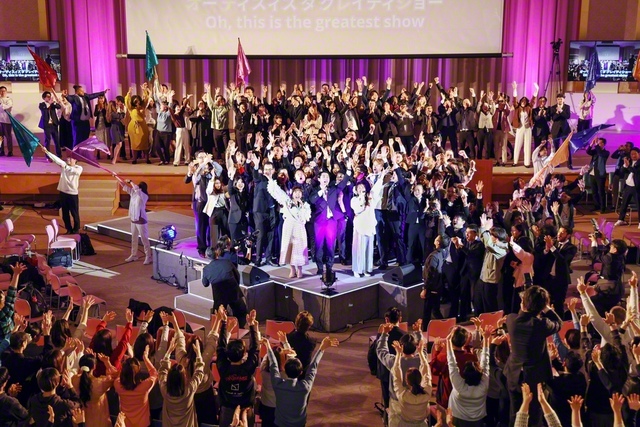 素晴らしき人生の“Show”を――深き使命を自覚する日米の青年たちの大合唱が会場を包み込んだ（同）