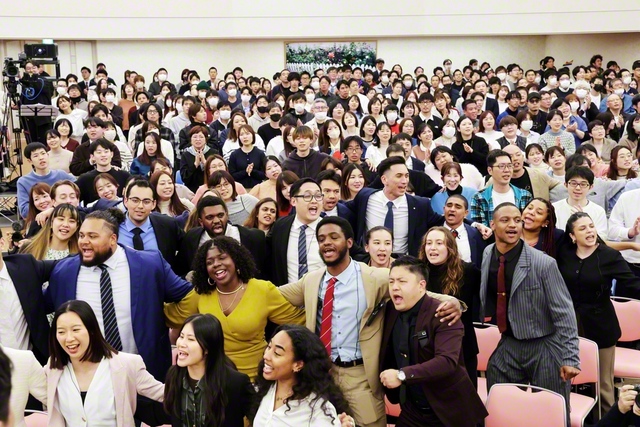 人類の宿命転換へ、心を一つに！――肩を組み合い合唱する青年たちの瞳には、平和のスクラムを広げる決意が光る（同）