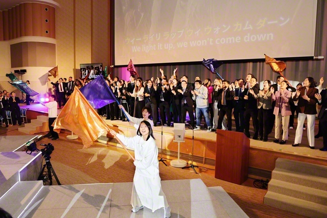 パフォーマンスチーム「NEKKI隊」とアメリカの青年部が肩を組み、ステージを盛り上げた（同）