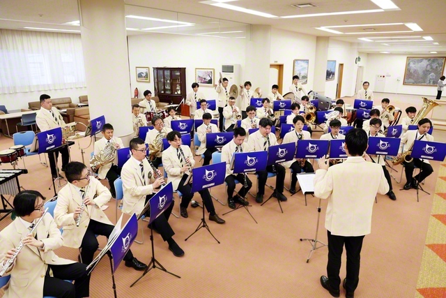 広島県音楽隊が会館内で演奏を披露し、来場者を温かく歓迎した（同）
