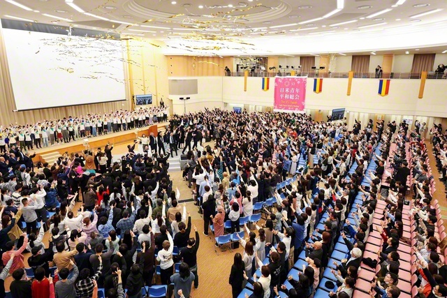 日米の青年たちの歓喜と情熱が爆発した「日米青年平和総会」。フィナーレでは平和への誓いを込め、全員で世界青年部歌「Eternal　Journey　with　Sensei！～永遠の師弟旅～」を大合唱した（広島池田平和記念会館で）