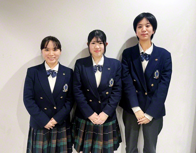 全国大会に出場した関西創価高校の英語ディベート部。左から冨田芽依さん（3年）、村上さん（1年）、尾﨑心美さん（2年）