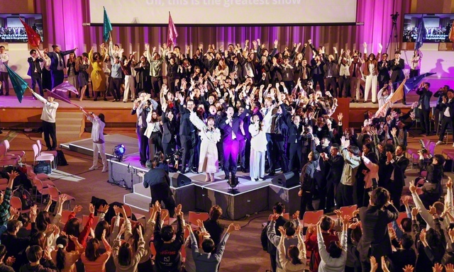 素晴らしき人生の“Show”を――深き使命を自覚する日米の青年たちの大合唱が会場を包み込んだ（広島池田平和記念会館で）