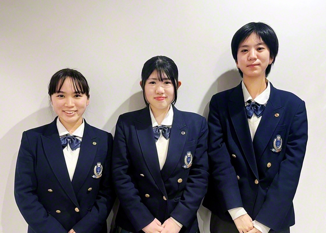全国大会に出場した関西創価高校の英語ディベート部。左から冨田芽依さん（3年）、村上さん（1年）、尾﨑心美さん（2年）