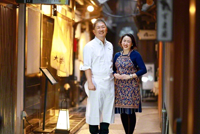 店の前に立つ藤林さん㊧と妻・友子さん。ここは祇園のど真ん中。店は接待にも多く使われるというが、「実家みたいに和んでほしい」と。父の心を追う旅は、終わりがないから面白い