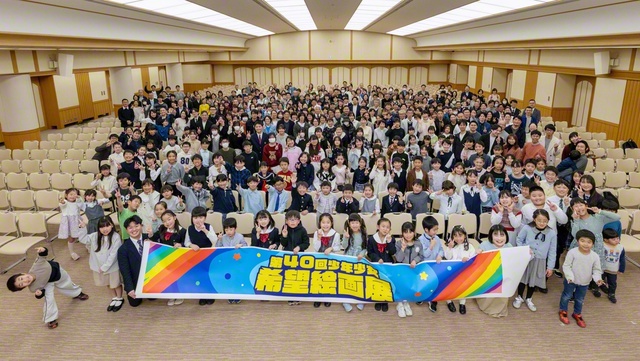 各賞を受賞した少年少女部員らが家族と笑顔で（同）