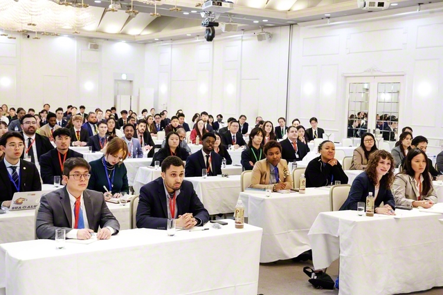 小倉桂子氏による「被爆証言会」。核の悲惨さを語り継ぐ決意を胸に、真剣な表情で耳を傾けるアメリカの友