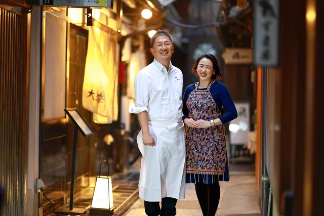 店の前に立つ藤林さん㊧と妻・友子さん。ここは祇園のど真ん中。店は接待にも多く使われるというが、「実家みたいに和んでほしい」と。父の心を追う旅は、終わりがないから面白い