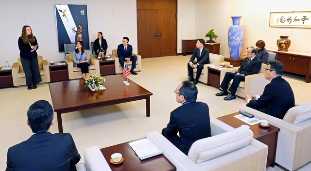 広島市役所を表敬訪問した日米の青年たち。アメリカの代表が平和への思いを語った