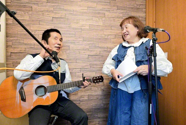 「本来、音楽は差別や偏見のない世界。ありのままの姿で、私たちの“リアル”を伝えています」と嘉宣さん㊧と優子さん。苦悩の雲を突き抜けた先には晴天が広がる。二人は“ひだまり”の中を朗らかに進む