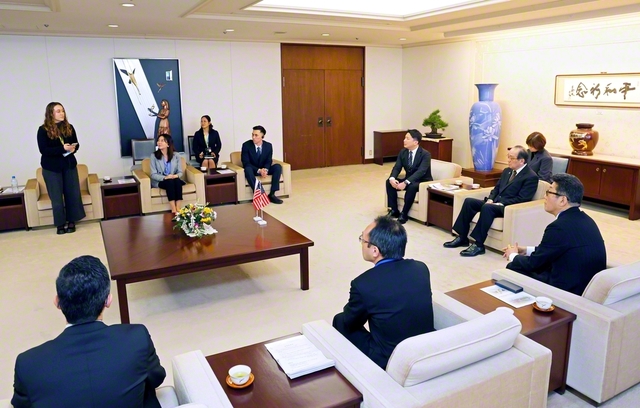 広島市役所を表敬訪問した日米の青年たち。アメリカの代表が平和への思いを語った