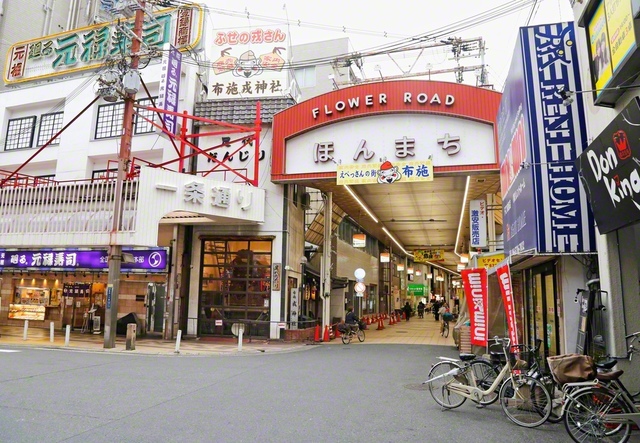 近鉄大阪線・奈良線の「布施駅」前に南北に広がる布施商店街。東大阪市最大の商店街で、地元の特色ある店舗が並び、食事や買い物を楽しめる