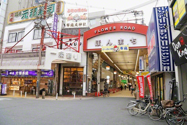 近鉄大阪線・奈良線の「布施駅」前に南北に広がる布施商店街。東大阪市最大の商店街で、地元の特色ある店舗が並び、食事や買い物を楽しめる