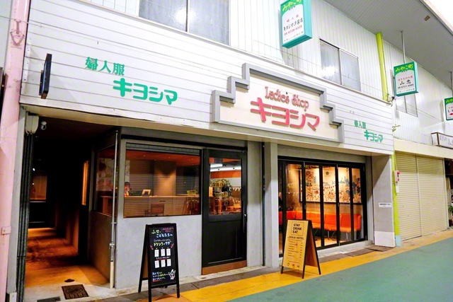 空き店舗を改装したホテルのフロント。洋装店の面影はそのまま残している